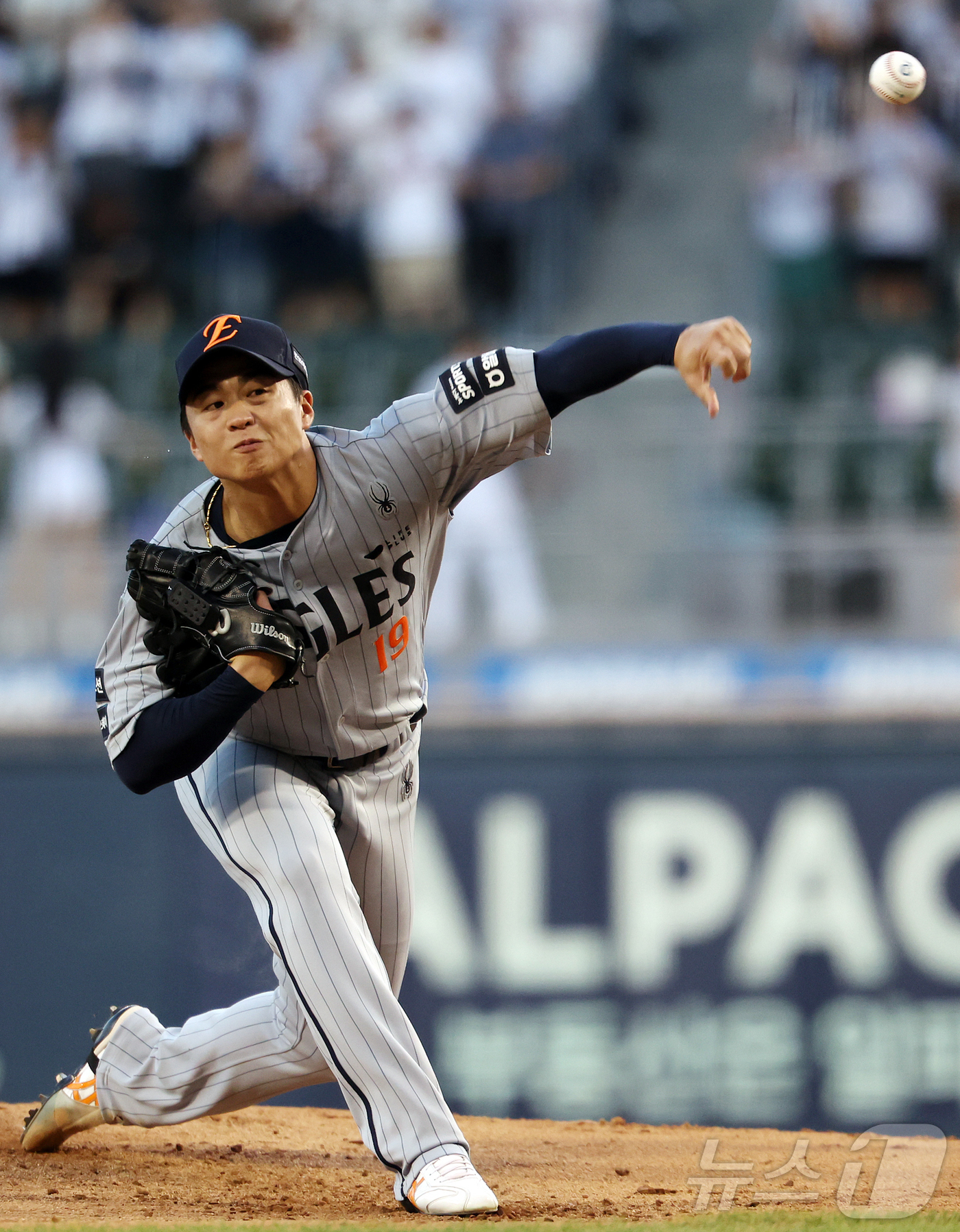 (서울=뉴스1) 김진환 기자 = 11일 오후 서울 송파구 잠실야구장에서 열린 프로야구 '2026 신한은행 SOL KBO리그' 한화 이글스와 두산 베어스의 경기, 한화 선발 왕옌청이 …