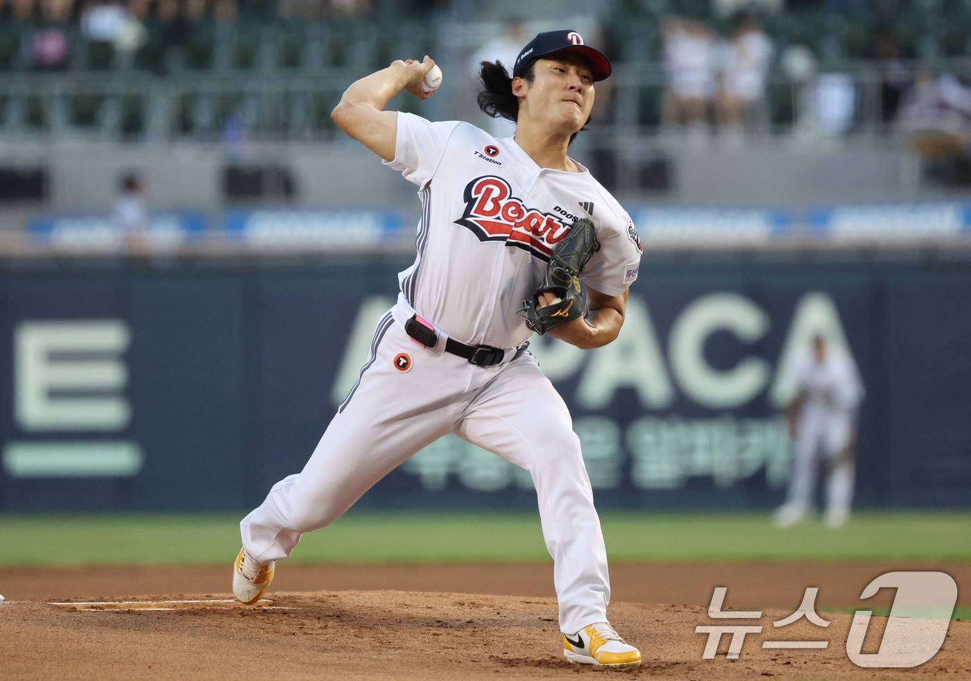 (서울=뉴스1) 이종수 기자 = 두산 선발 투수 곽빈이 11일 오후 서울 송파구 잠실야구장에서 열린 ‘2026 신한 SOL뱅크 KBO리그’ 두산 베어스와 한화 이글스의 경기에서 역 …