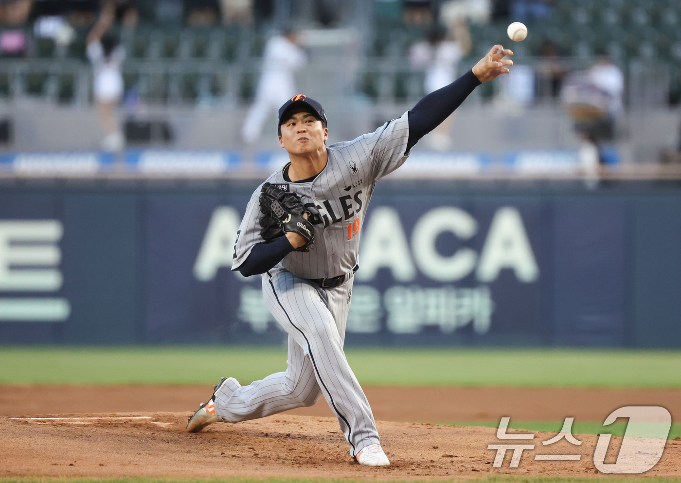 (서울=뉴스1) 이종수 기자 = 한화 선발 투수 왕옌청이 11일 오후 서울 송파구 잠실야구장에서 열린 ‘2026 신한 SOL뱅크 KBO리그’ 두산 베어스와 한화 이글스의 경기에서 …