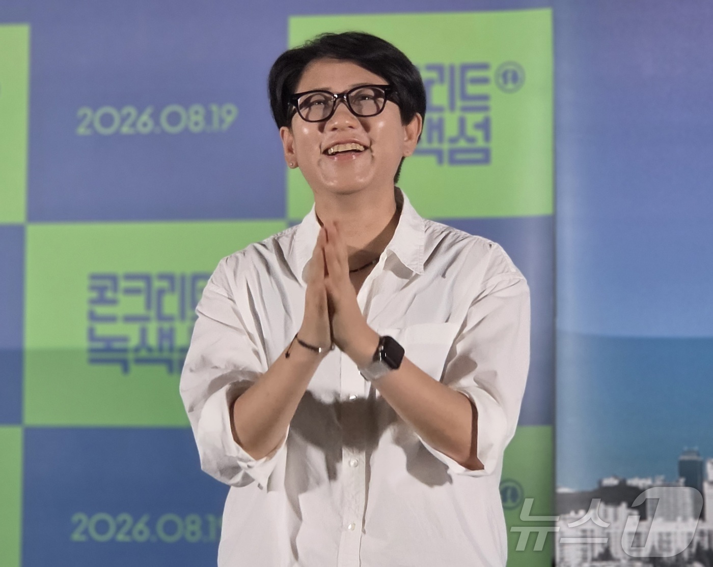 (서울=뉴스1) 황덕현 기후환경전문기자 = 이성민 감독이 11일 오후 서울 용산구 CGV용산아이파크몰에서 열린 다큐멘터리 영화 '콘크리트 녹색섬' 언론시사회 및 기자간담회에서 작품 …