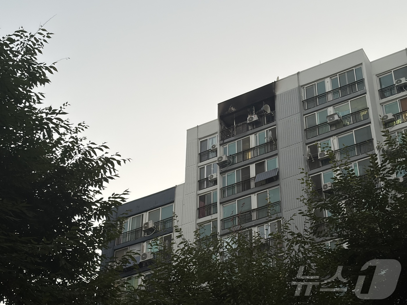 (서울=뉴스1) 안소연 기자 = 11일 오후 4시 55분쯤 서울 강서구 가양동 아파트 15층 한 세대에서 불이 나 2명이 심정지 상태로 발견됐다. 사진은 이날 오후 불이 난 아파트 …