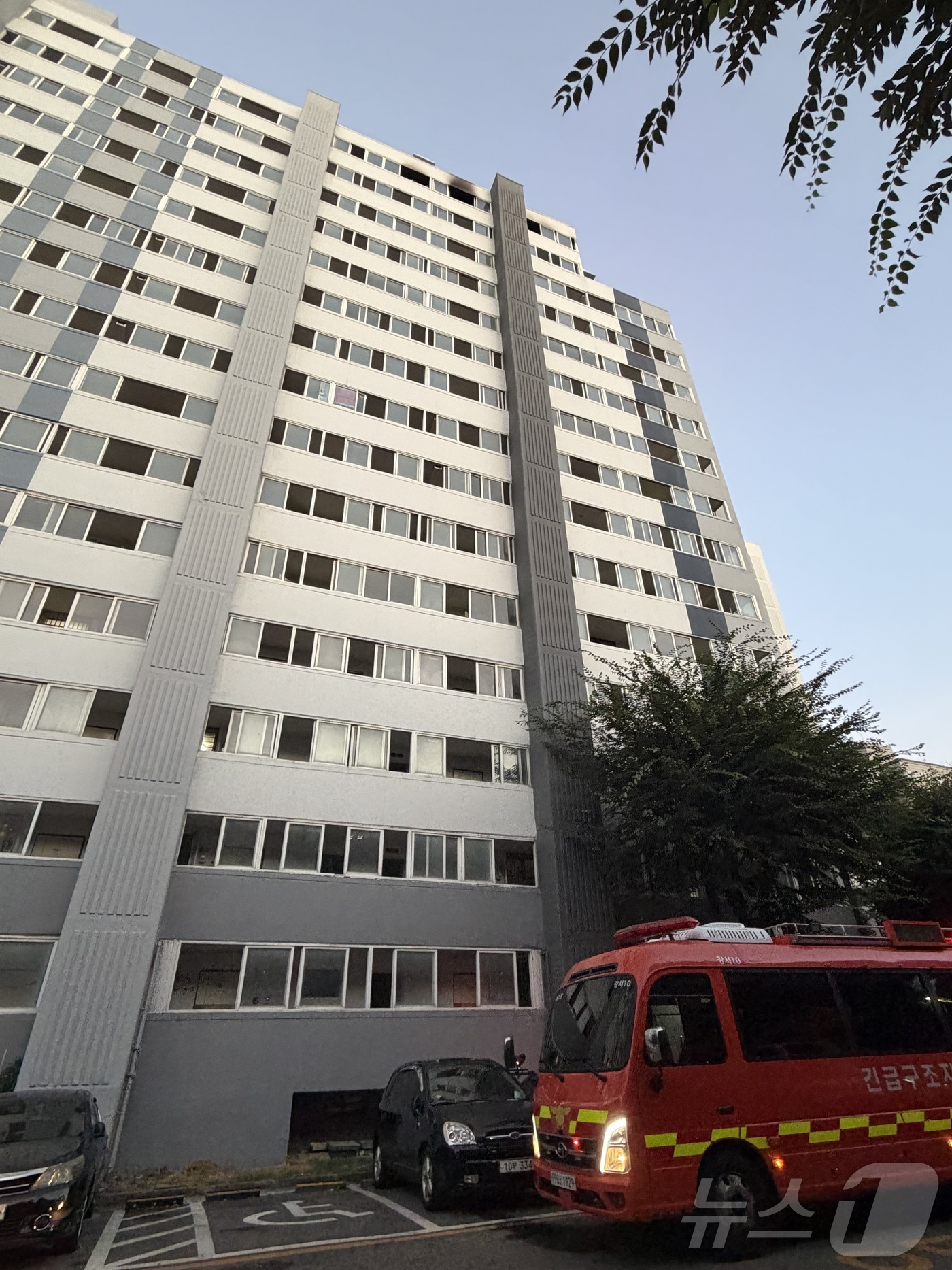 (서울=뉴스1) 안소연 기자 = 11일 오후 4시 55분쯤 서울 강서구 가양동 아파트 15층 한 세대에서 불이 나 2명이 심정지 상태로 발견됐다. 사진은 이날 오후 불이 난 아파트 …