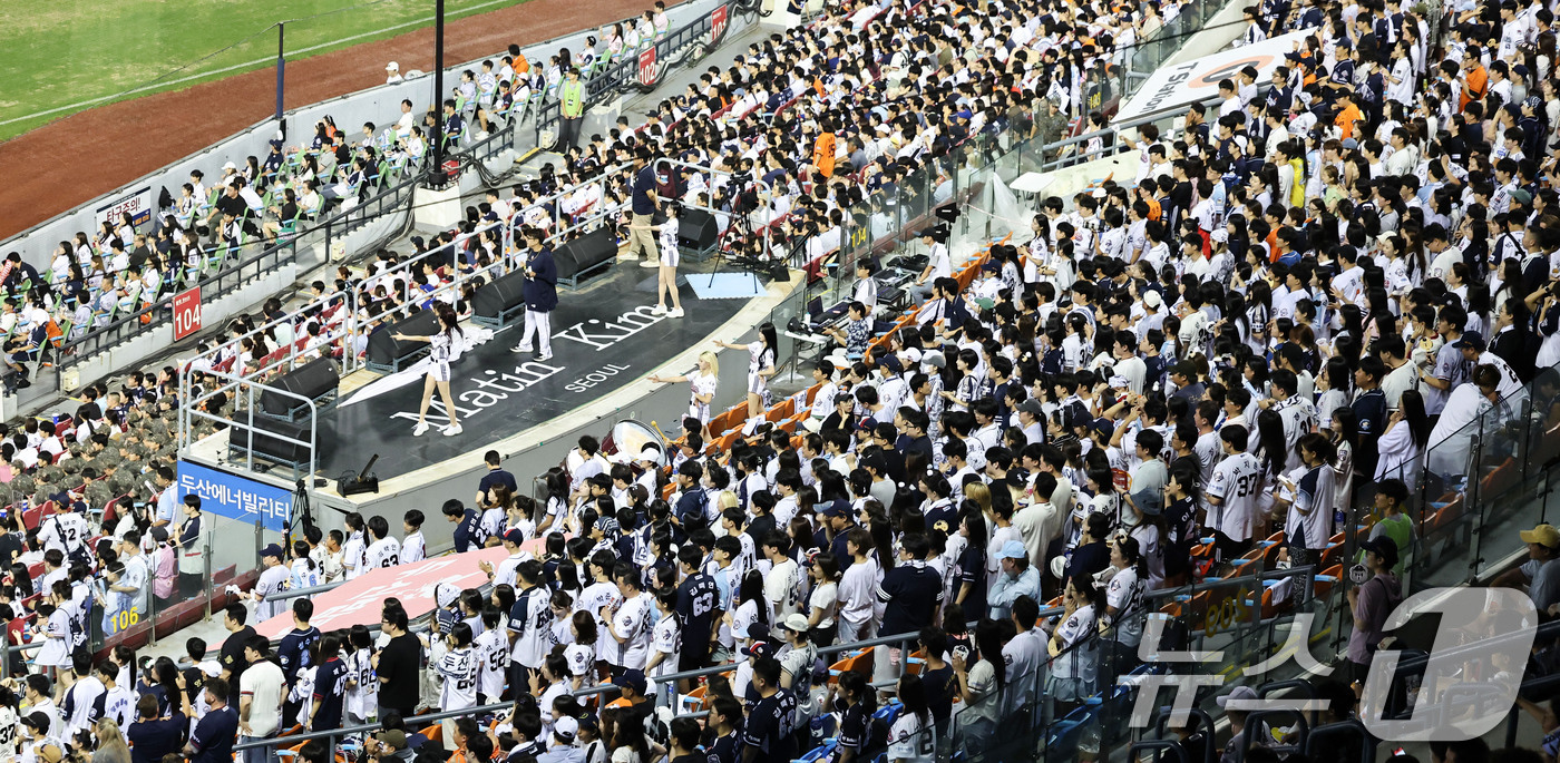 (서울=뉴스1) 이종수 기자 = 11일 오후 서울 송파구 잠실야구장에서 열린 프로야구 '2026 신한은행 SOL KBO리그' 한화 이글스와 두산 베어스의 경기에서 1루 두산 응원단 …