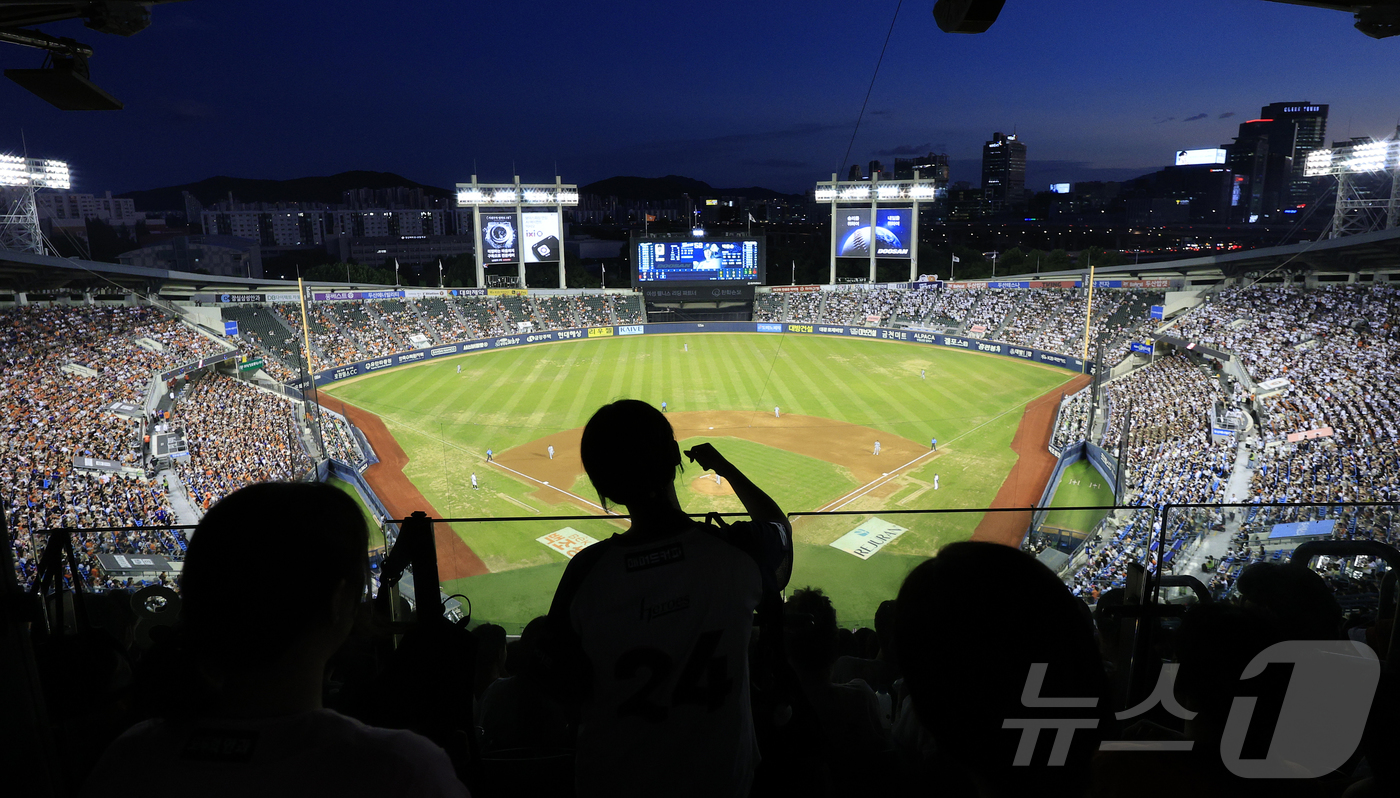 (서울=뉴스1) 김진환 기자 = 11일 오후 서울 송파구 잠실야구장에서 열린 프로야구 '2026 신한은행 SOL KBO리그' 한화 이글스와 두산 베어스의 경기, 양 팀 팬들이 열띤 …