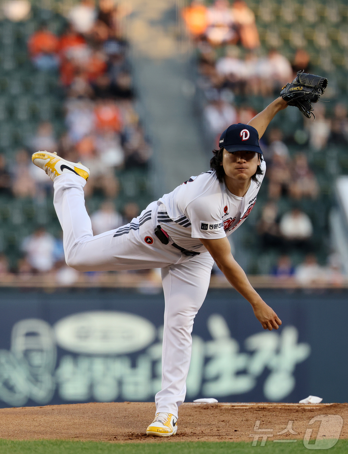 (서울=뉴스1) 김진환 기자 = 11일 오후 서울 송파구 잠실야구장에서 열린 프로야구 '2026 신한은행 SOL KBO리그' 한화 이글스와 두산 베어스의 경기, 두산 선발 곽빈이 …
