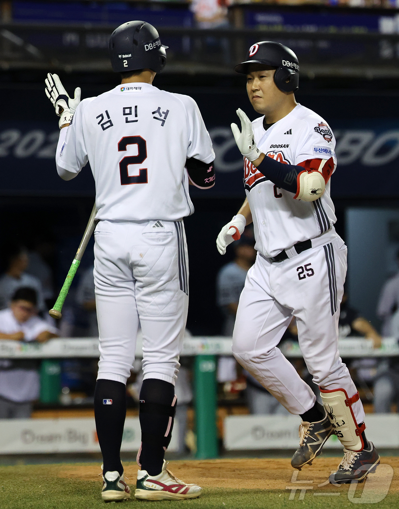 (서울=뉴스1) 김진환 기자 = 11일 오후 서울 송파구 잠실야구장에서 열린 프로야구 '2026 신한은행 SOL KBO리그' 한화 이글스와 두산 베어스의 경기, 두산 양의지가 6회 …