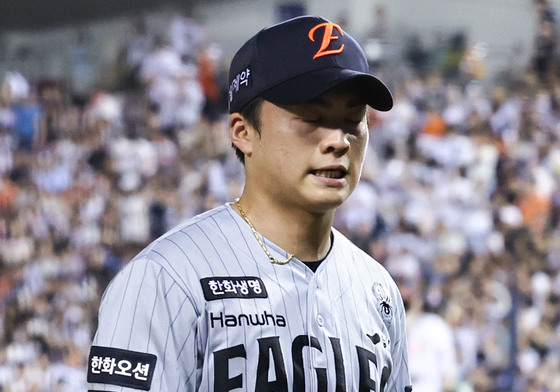 실점 후 마운드 내려오는 왕옌청