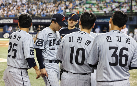 마운드 내려오는 왕옌청