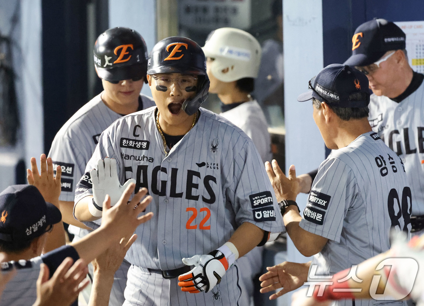 (서울=뉴스1) 이종수 기자 = 11일 오후 서울 송파구 잠실야구장에서 열린 프로야구 '2026 신한은행 SOL KBO리그' 한화 이글스와 두산 베어스의 경기에서 한화 채은성이 7 …