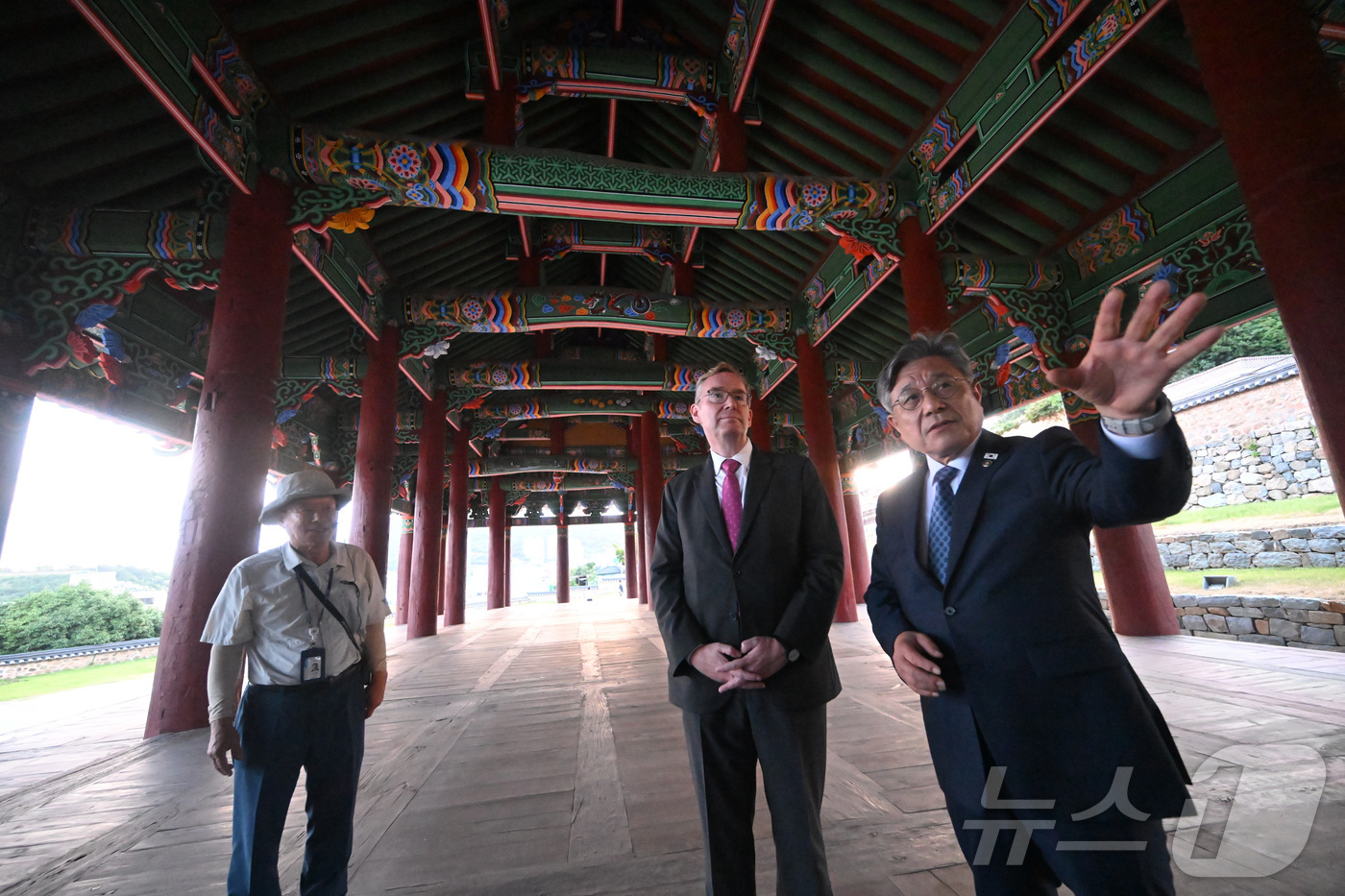 (서울=뉴스1) = 허민 국가유산청장(오른쪽)이 11일 오후 임진왜란과 정유재란 당시 수군 중심기지로 활용된 전남광주 여수시 소재의 국보 ‘여수 진남관’을 방문해 콜린 크룩스 주한 …