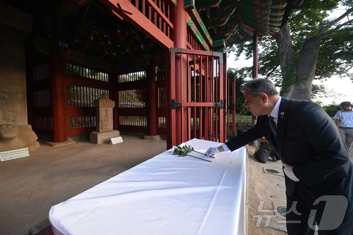 (서울=뉴스1) = 허민 국가유산청장이 11일 오후 충무공 이순신 장군의 공훈을 기리기 위해 건립된 전남광주 여수시 소재의 보물 '여수 통제이공 수군대첩비'를 방문해 헌화하고 있다 …