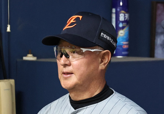 경기 지켜보는 김경문 감독