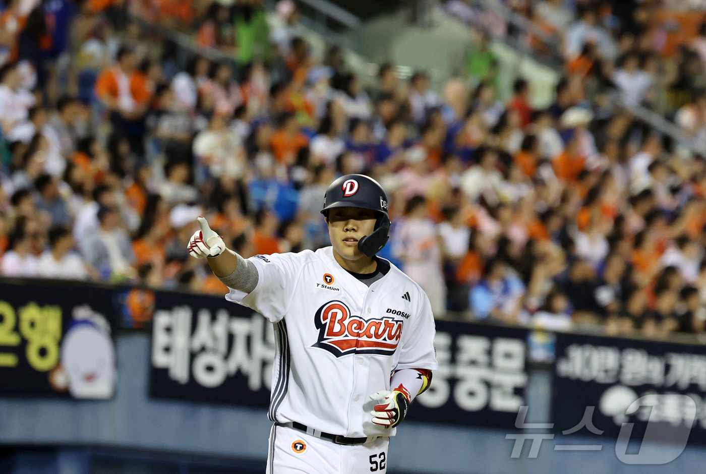 (서울=뉴스1) 김진환 기자 = 11일 오후 서울 송파구 잠실야구장에서 열린 프로야구 '2026 신한은행 SOL KBO리그' 한화 이글스와 두산 베어스의 경기, 두산 박준순이 7회 …