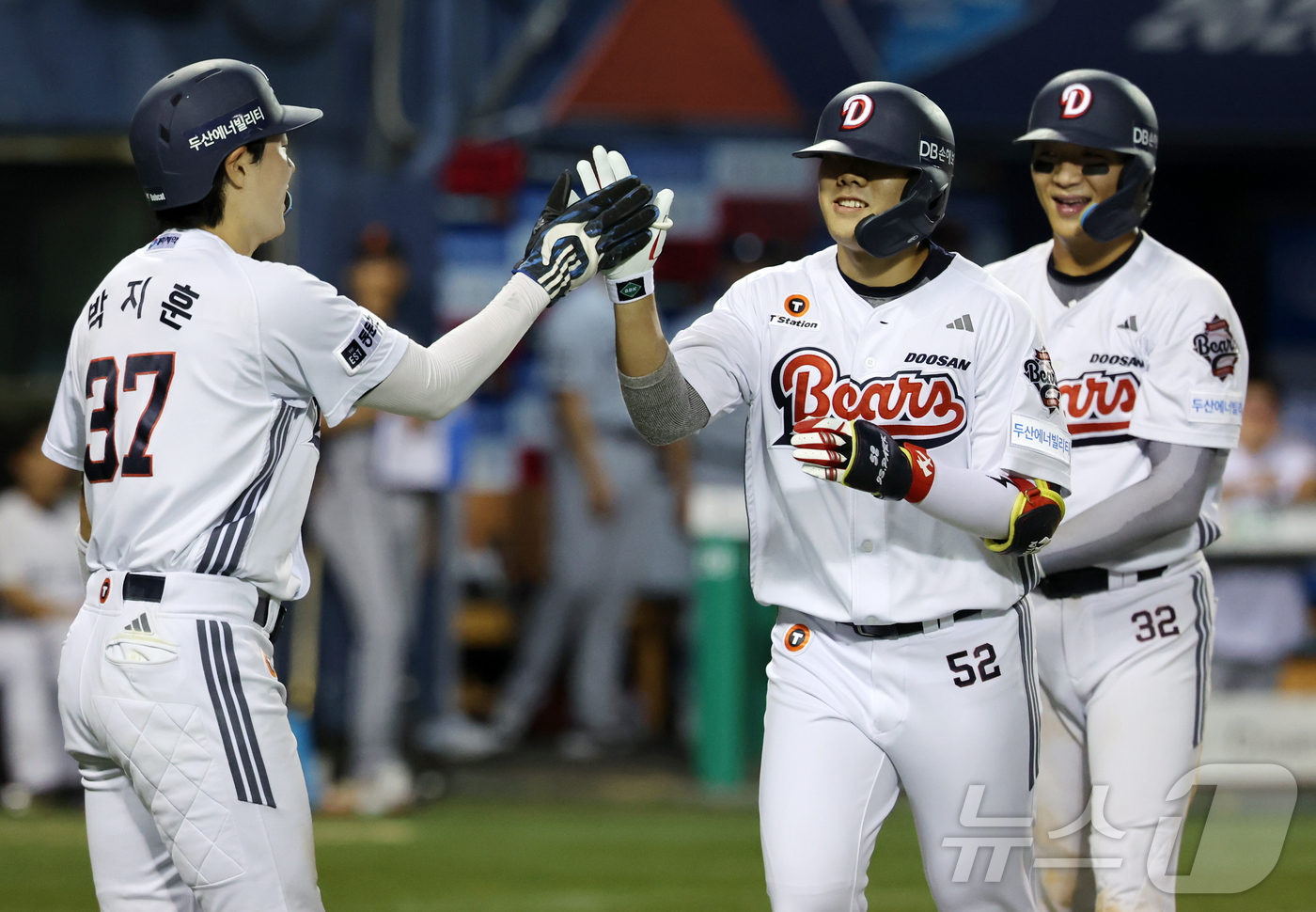 (서울=뉴스1) 김진환 기자 = 11일 오후 서울 송파구 잠실야구장에서 열린 프로야구 '2026 신한은행 SOL KBO리그' 한화 이글스와 두산 베어스의 경기, 두산 박준순이 7회 …