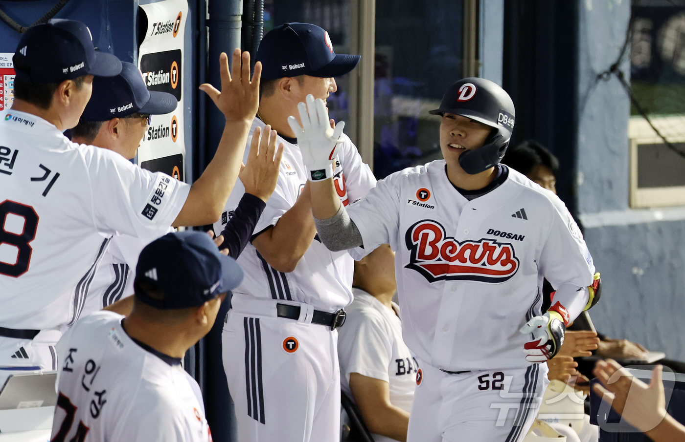 (서울=뉴스1) 김진환 기자 = 11일 오후 서울 송파구 잠실야구장에서 열린 프로야구 '2026 신한은행 SOL KBO리그' 한화 이글스와 두산 베어스의 경기, 두산 박준순이 7회 …