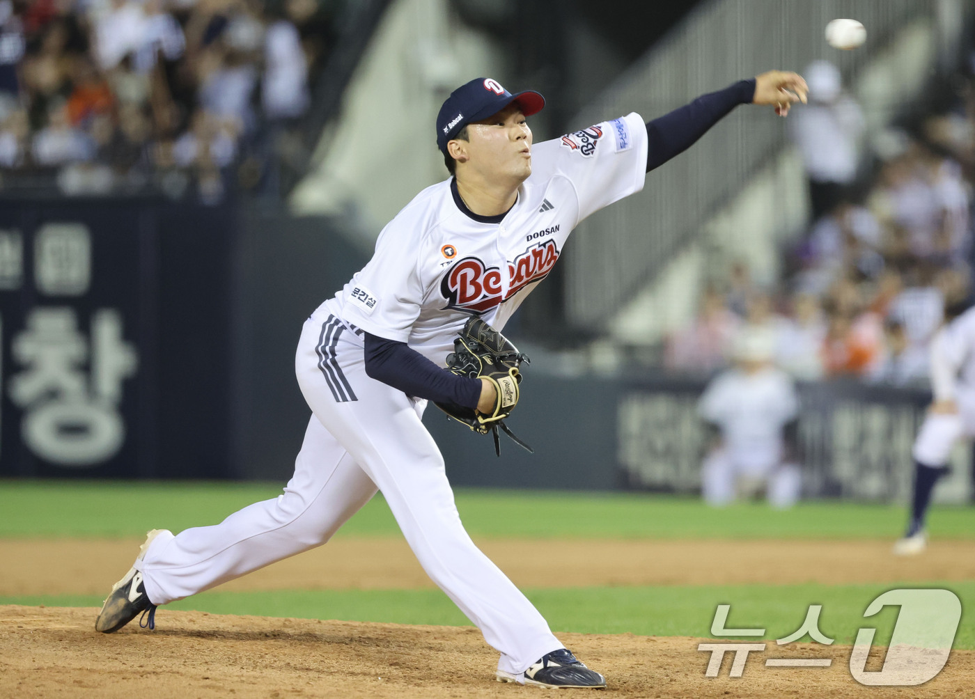 (서울=뉴스1) 이종수 기자 = 11일 오후 서울 송파구 잠실야구장에서 열린 프로야구 '2026 신한은행 SOL KBO리그' 한화 이글스와 두산 베어스의 경기에서 두산 타카다가 8 …