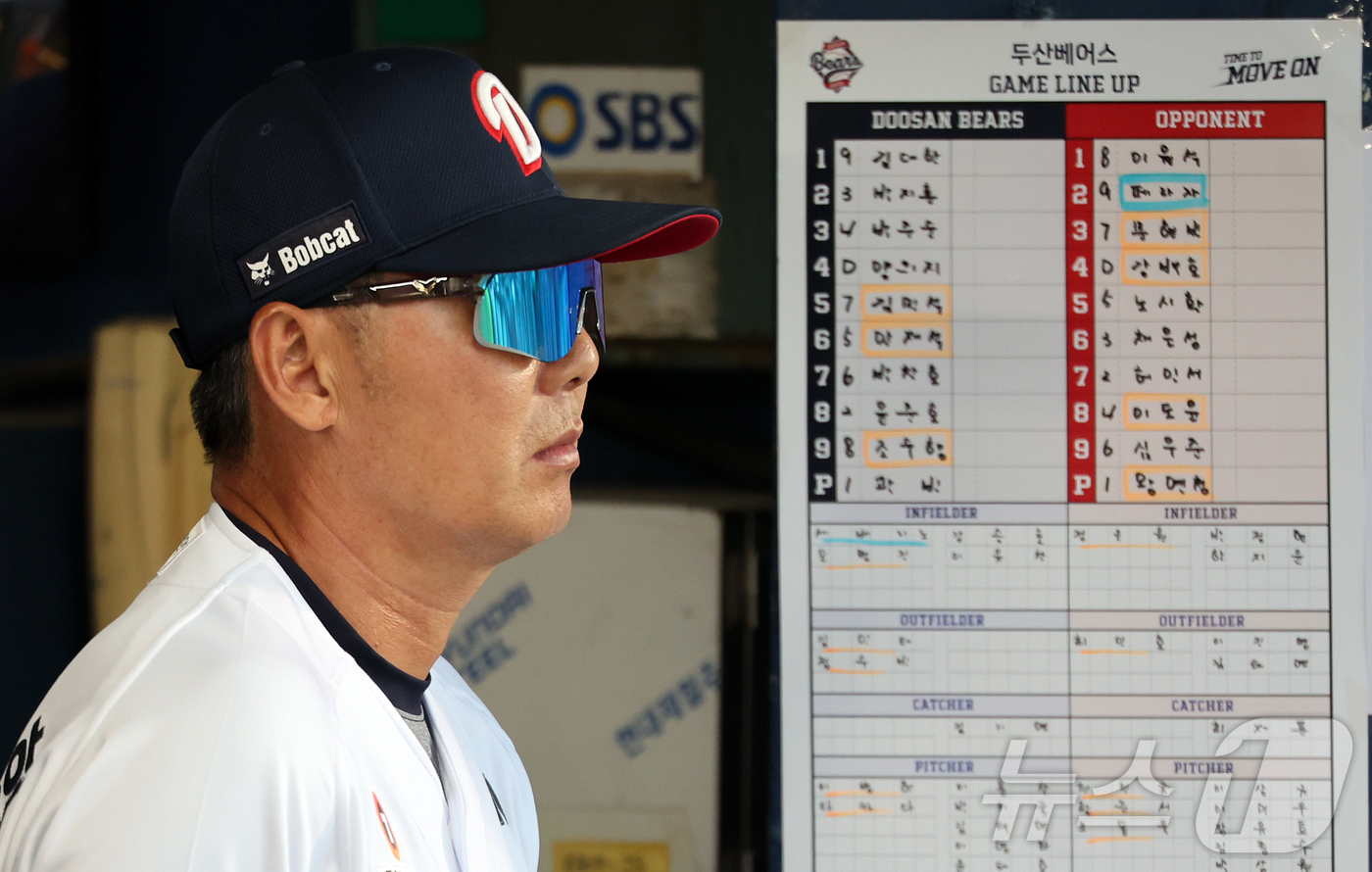 (서울=뉴스1) 김진환 기자 = 11일 오후 서울 송파구 잠실야구장에서 열린 프로야구 '2026 신한은행 SOL KBO리그' 한화 이글스와 두산 베어스의 경기, 두산 김원형 감독이 …