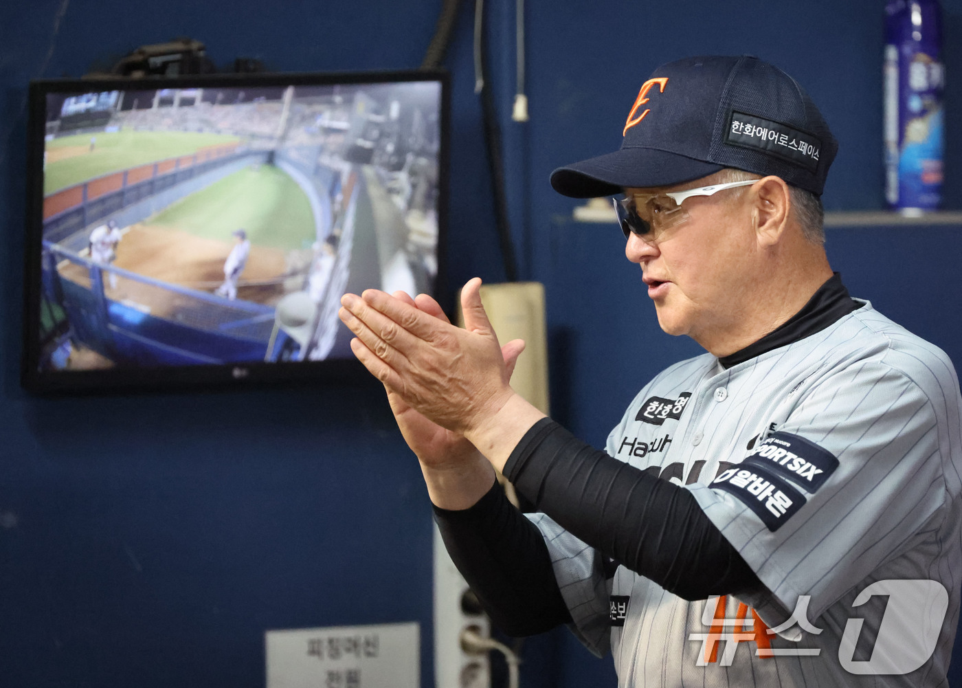 (서울=뉴스1) 이종수 기자 = 11일 오후 서울 송파구 잠실야구장에서 열린 프로야구 '2026 신한은행 SOL KBO리그' 한화 이글스와 두산 베어스의 경기에서 8회말 한화 김경 …