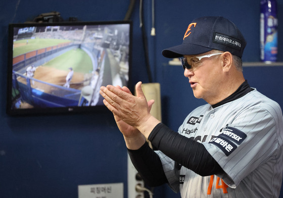 박수치는 김경문 감독
