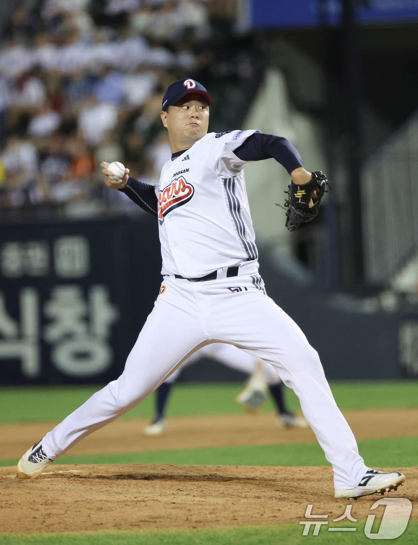 (서울=뉴스1) 이종수 기자 = 11일 오후 서울 송파구 잠실야구장에서 열린 프로야구 '2026 신한은행 SOL KBO리그' 한화 이글스와 두산 베어스의 경기에서 두산 마무리 이영 …