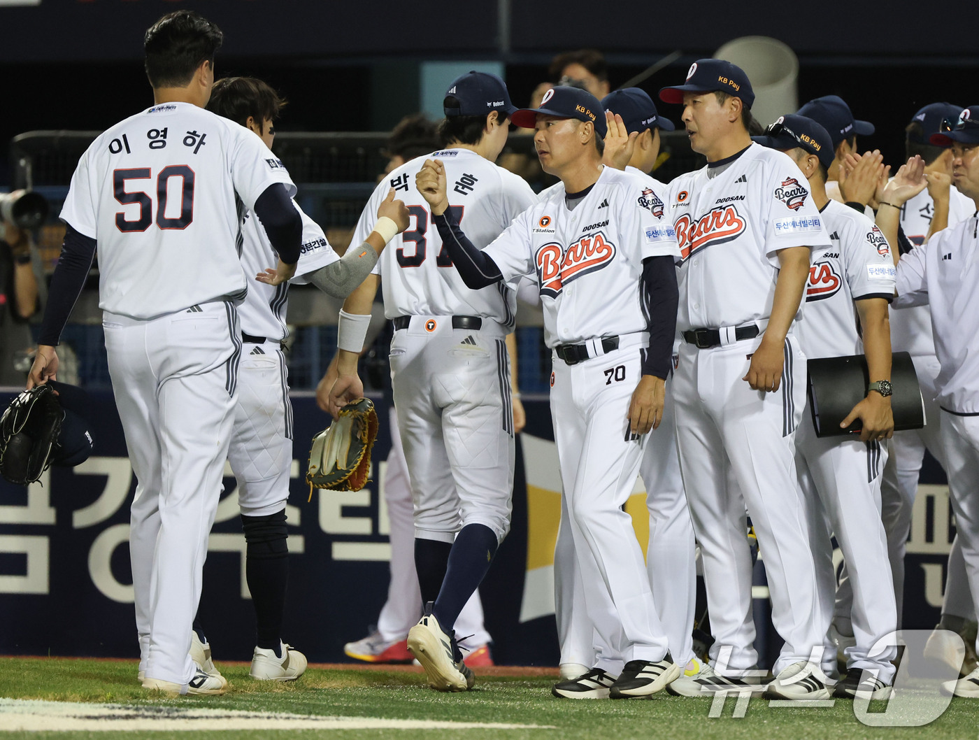 (서울=뉴스1) 이종수 기자 = 11일 오후 서울 송파구 잠실야구장에서 열린 프로야구 '2026 신한은행 SOL KBO리그' 한화 이글스와 두산 베어스의 경기에서 6대3 승리를 거 …