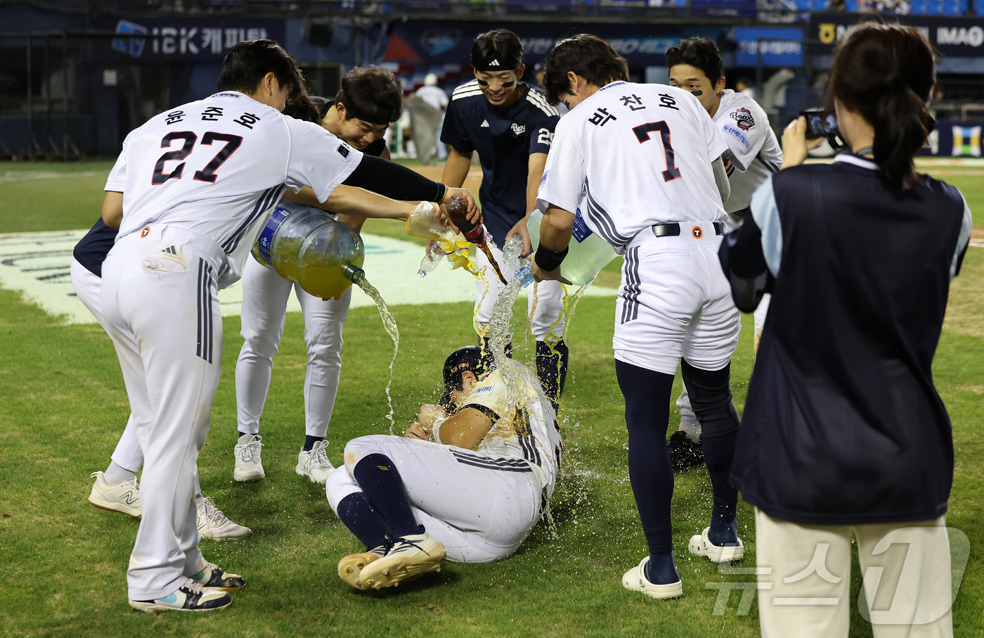 (서울=뉴스1) 김진환 기자 = 11일 오후 서울 송파구 잠실야구장에서 열린 프로야구 '2026 신한은행 SOL KBO리그' 한화 이글스와 두산 베어스의 경기, 4안타를 치며 팀의 …