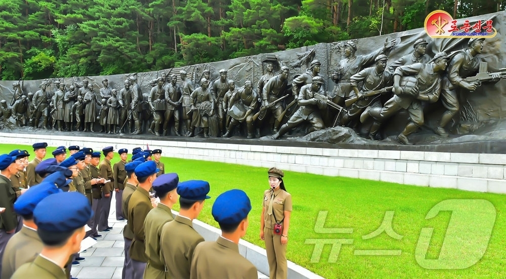 (평양 노동신문=뉴스1) = 북한 노동당 기관지 노동신문은 12일 "위대한 수령 김일성동지께서 간고한 항일대전을 승리에로 이끄시여 조국해방의 역사적 위업을 이룩하신 8월15일을 맞 …
