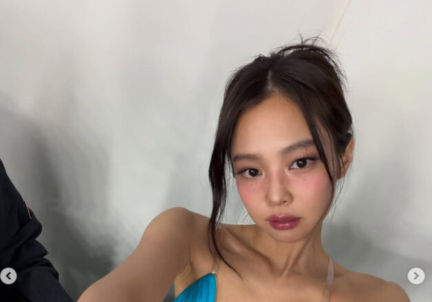 블핑 제니, 몸에 천 둘러 묶은 듯…과감 노출 '파격 의상' 눈길 [N샷]