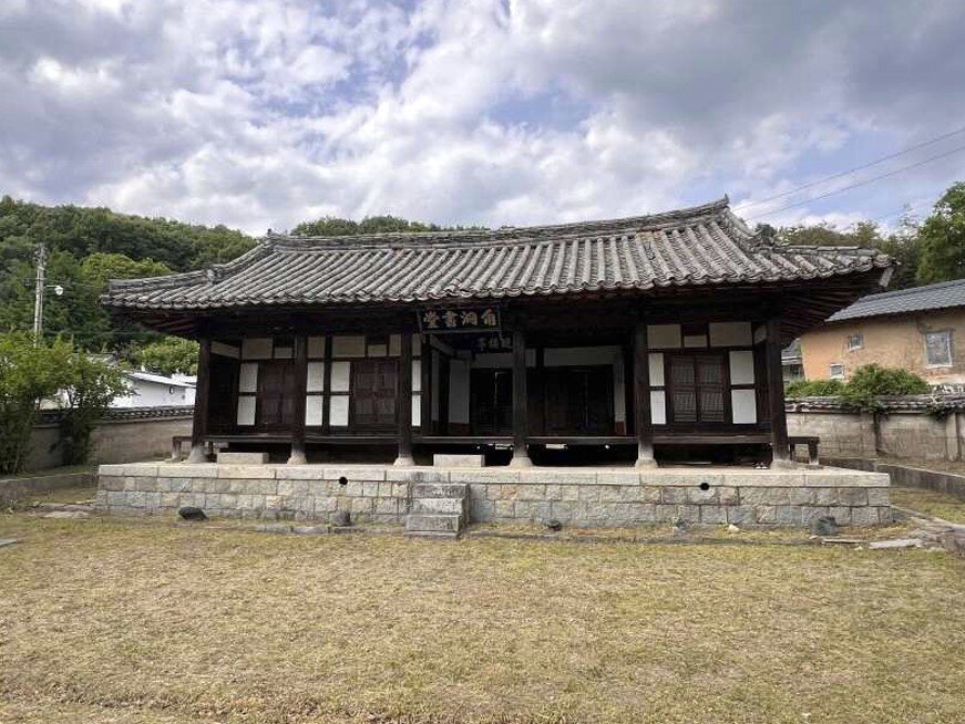 본문 이미지 - '칠곡 장석영 가옥 만서정' 전경(국가유산청 제공)