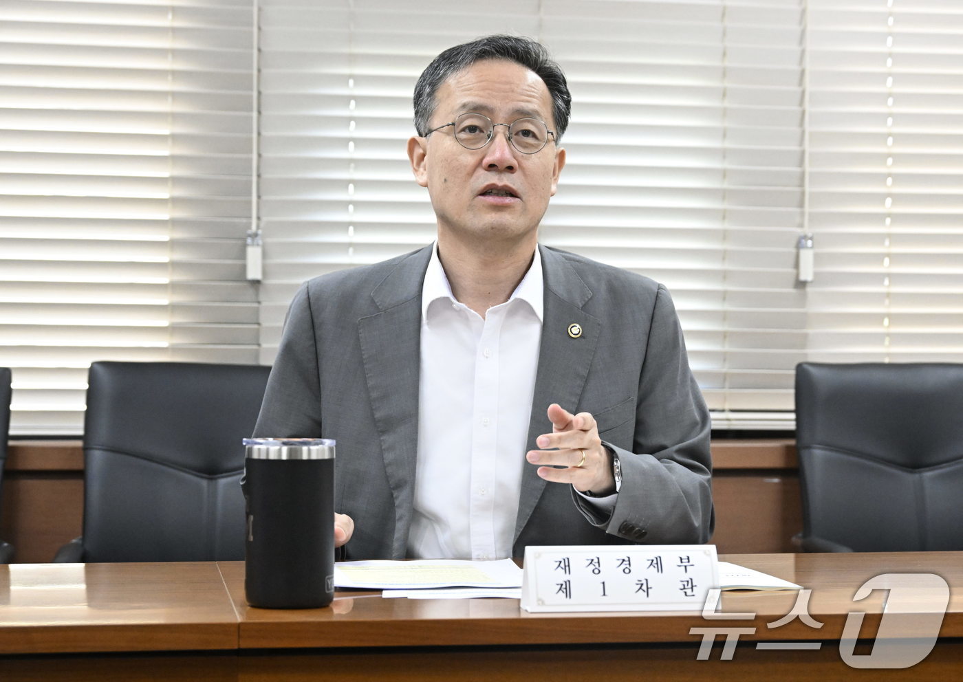 (서울=뉴스1) = 이형일 재정경제부 차관이 12일 서울 종로구 정부서울청사에서 열린 '2026년 8월 일자리 전담반(TF)'을 주재하고 있다. (재정경제부 제공. 재판매 및 DB …