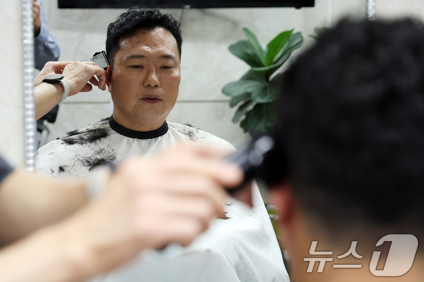 (서울=뉴스1) 황기선 기자 = 천하람 개혁신당 원내대표가 12일 오전 서울 여의도 국회 이발소에서 육군훈련소 입소를 위해 이발을 하고 있다.천 원내대표는 군의 현장 상황을 알아보 …