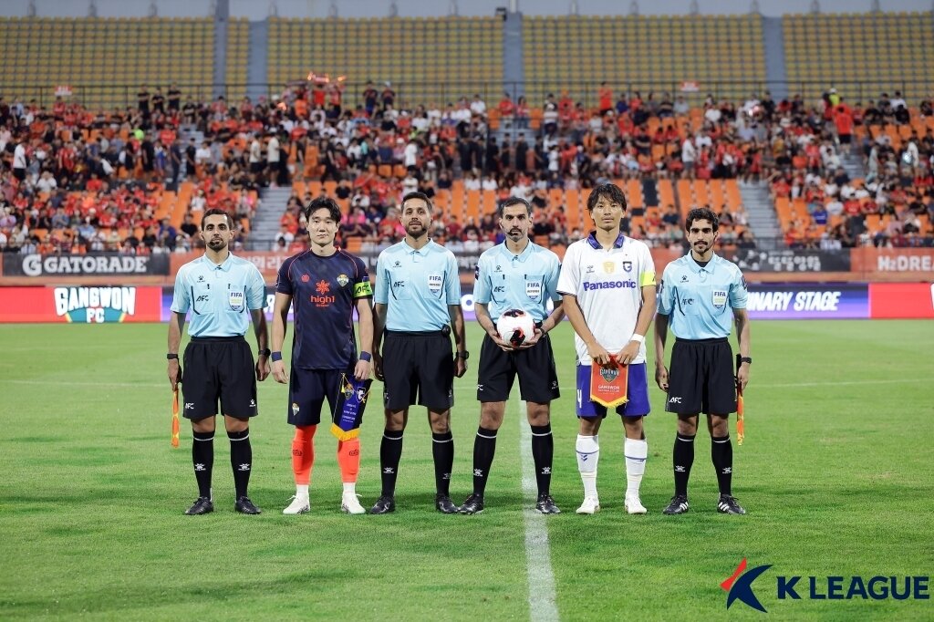 본문 이미지 - 강원-감바오사카전을 앞둔 양 팀 주장과 심판진(한국프로축구연맹 제공) 