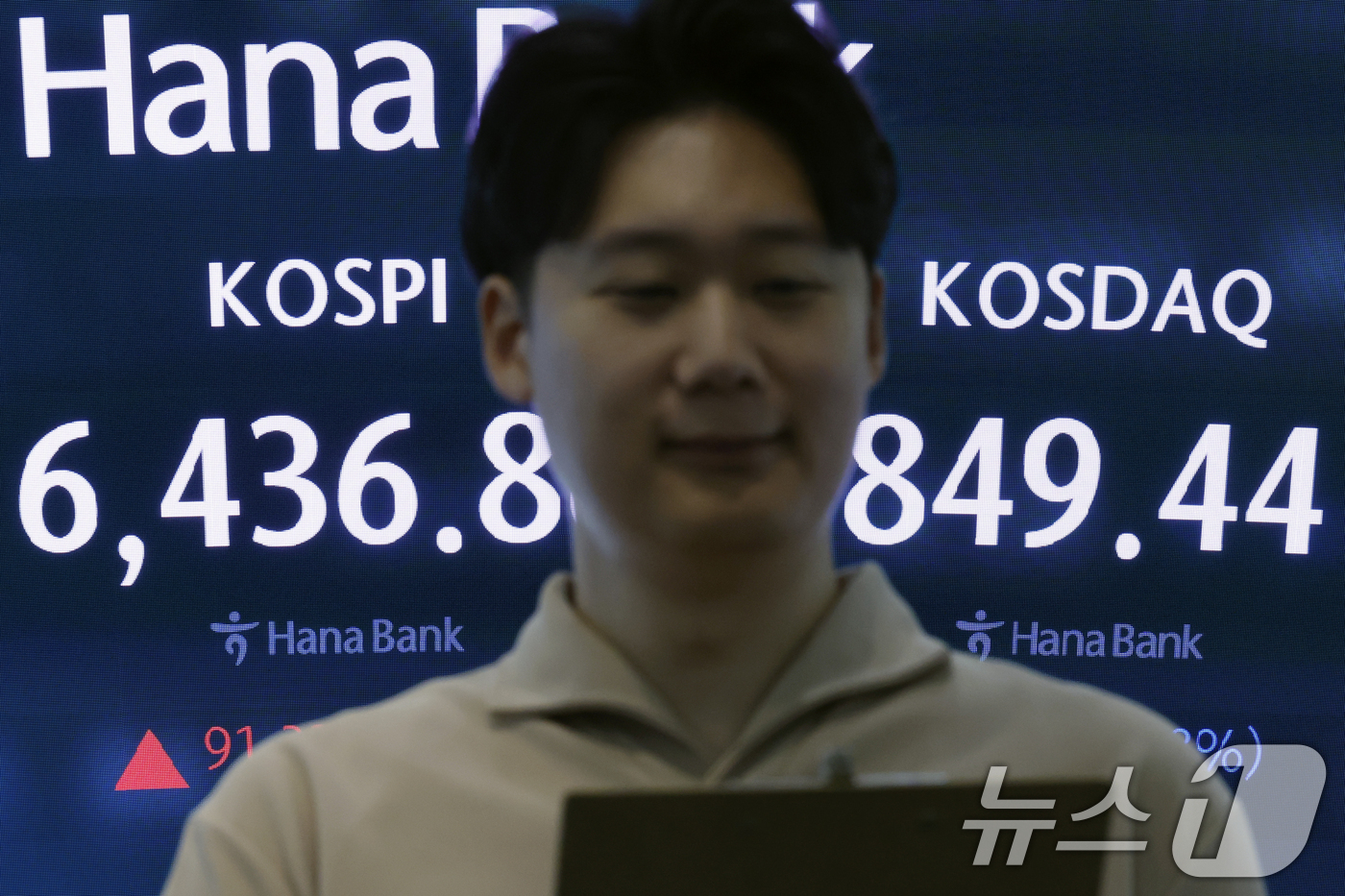 (서울=뉴스1) 박정호 기자 = 12일 오전 서울 중구 하나은행 본점 딜링룸 전광판에 코스피 등 시황이 표시되고 있다.이날 코스피는 전 거래일 대비 90.02p(1.42%) 오른 …