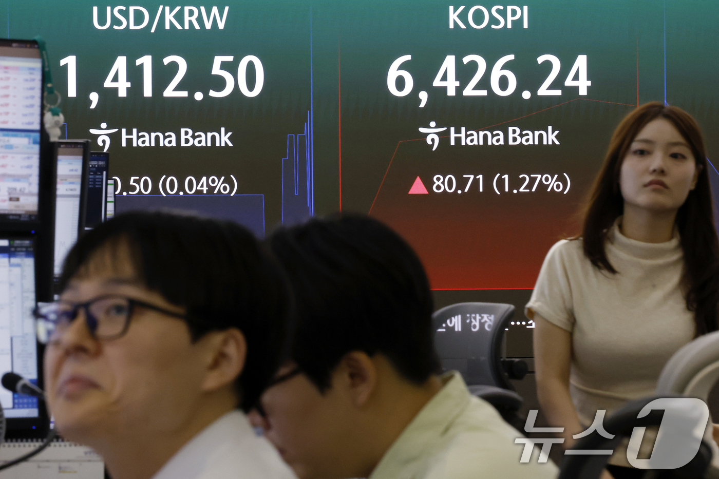 (서울=뉴스1) 박정호 기자 = 12일 오전 서울 중구 하나은행 본점 딜링룸 전광판에 코스피 등 시황이 표시되고 있다.이날 코스피는 전 거래일 대비 90.02p(1.42%) 오른 …