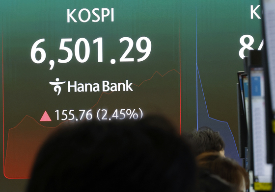 장중 2%대 상승하며 6500선 돌파한 코스피