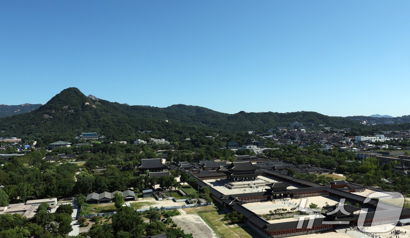 본문 이미지 - 청명한 날씨를 보인 12일 서울 북악산 뒤편 하늘이 파랗게 펼쳐져 있다. 기상청은 이날 아침저녁으로 비교적 선선하겠지만, 낮에는 기온이 33도까지 오르며 무덥겠다고 예보 했다. 2026.8.12 ⓒ 뉴스1 김명섭 기자