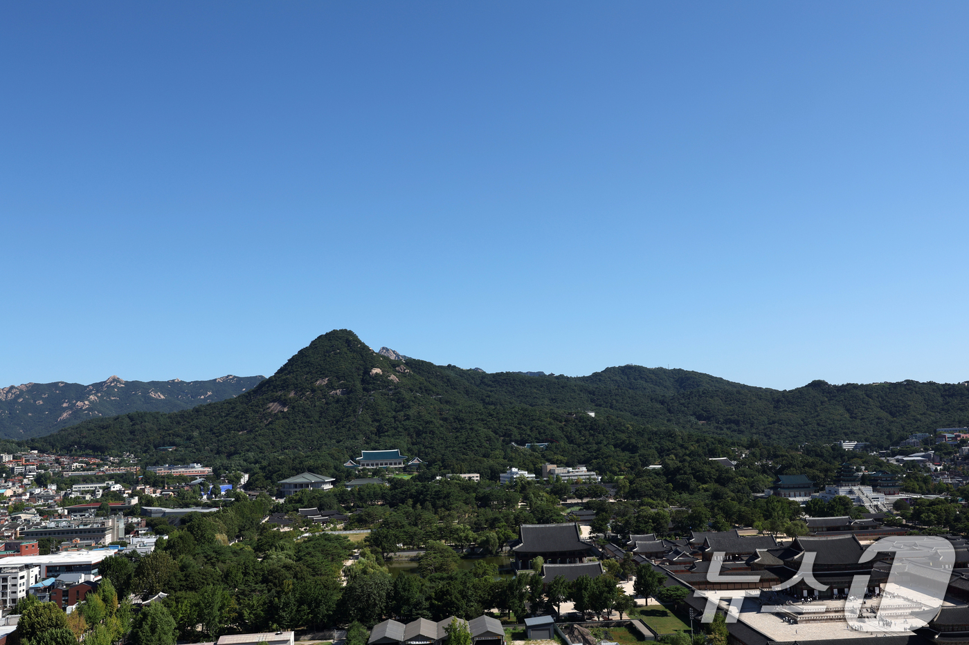 (서울=뉴스1) 김명섭 기자 = 청명한 날씨를 보인 12일 서울 북악산 뒤편 하늘이 파랗게 펼쳐져 있다. 기상청은 이날 아침저녁으로 비교적 선선하겠지만, 낮에는 기온이 33도까지 …