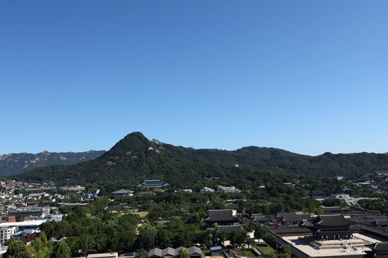 북악산 위로 펼쳐진 청명한 하늘