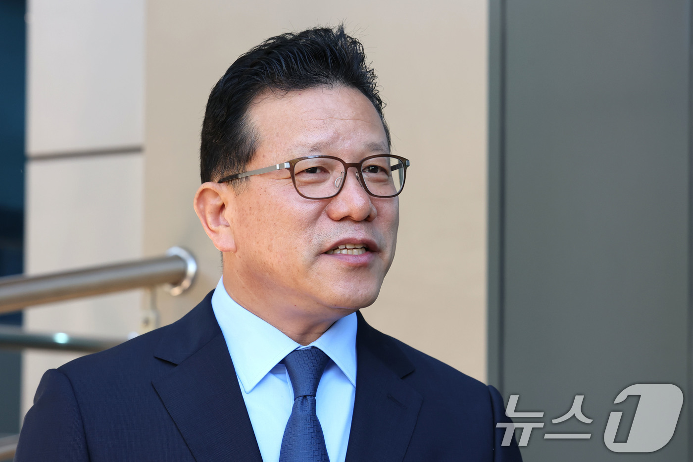 (서울=뉴스1) 이광호 기자 = 송보영 아시아나항공 대표가 12일 오전 서울 강서구 아시아나항공 본사에서 열린 임시주주총회를 마친뒤 취재진의 질문에 답하고 있다.  2026.8.1 …