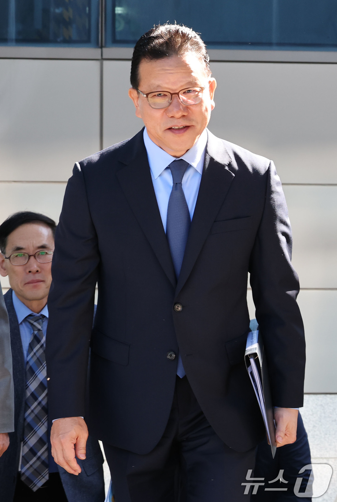 (서울=뉴스1) 이광호 기자 = 송보영 아시아나항공 대표가 12일 오전 서울 강서구 아시아나항공 본사에서 열린 임시주주총회를 마친뒤 나서고 있다.  2026.8.12/뉴스1
