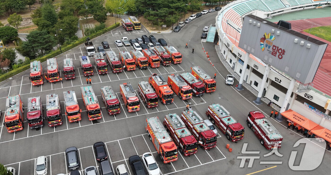 본문 이미지 - 경남지역을 중심으로 가뭄이 장기화하고 있는 12일 경남 밀양시 교동 밀양종합운동장 주차장에 경기도·강원도 소방 차량이 집결해 있다. 2026.8.12 ⓒ 뉴스1 윤일지 기자