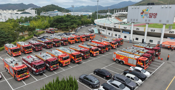 [뉴스1 PICK] 전국 소방 물탱크차 경남으로 집결… 물탱크차 200대·소방 인력 400명 투입