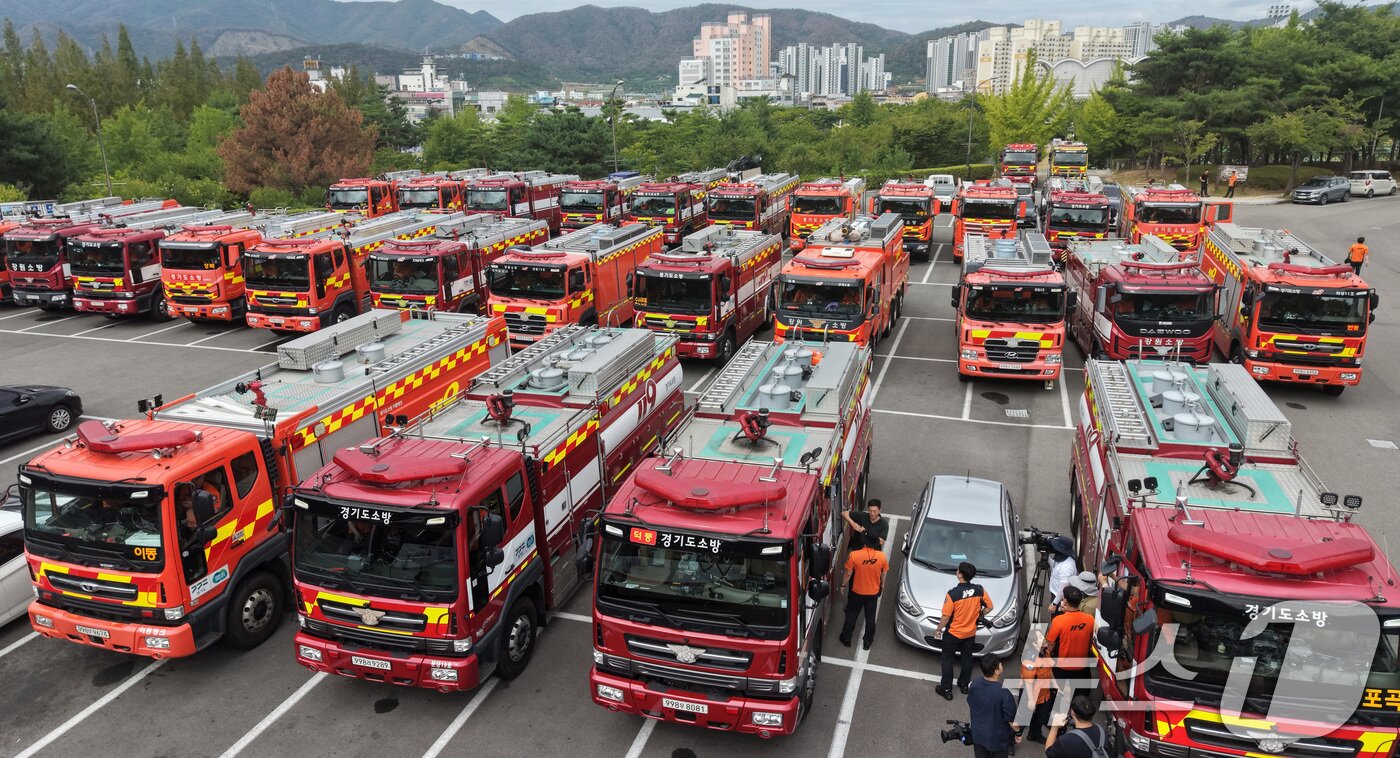 본문 이미지 - 경남지역을 중심으로 가뭄이 장기화하고 있는 12일 경남 밀양시 교동 밀양종합운동장 주차장에 경기도·강원도 소방 차량이 집결해 있다.  2026.8.12 ⓒ 뉴스1 윤일지 기자