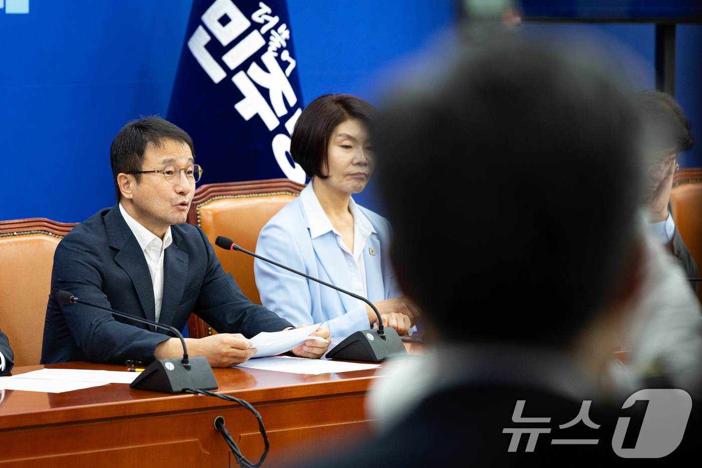 (서울=뉴스1) 유승관 기자 = 한병도 더불어민주당 당대표 직무대행 겸 원내대표가 12일 서울 여의도 국회에서 열린 원내대책회의에서 모두 발언을 하고 있다. 2026.8.12/뉴스 …