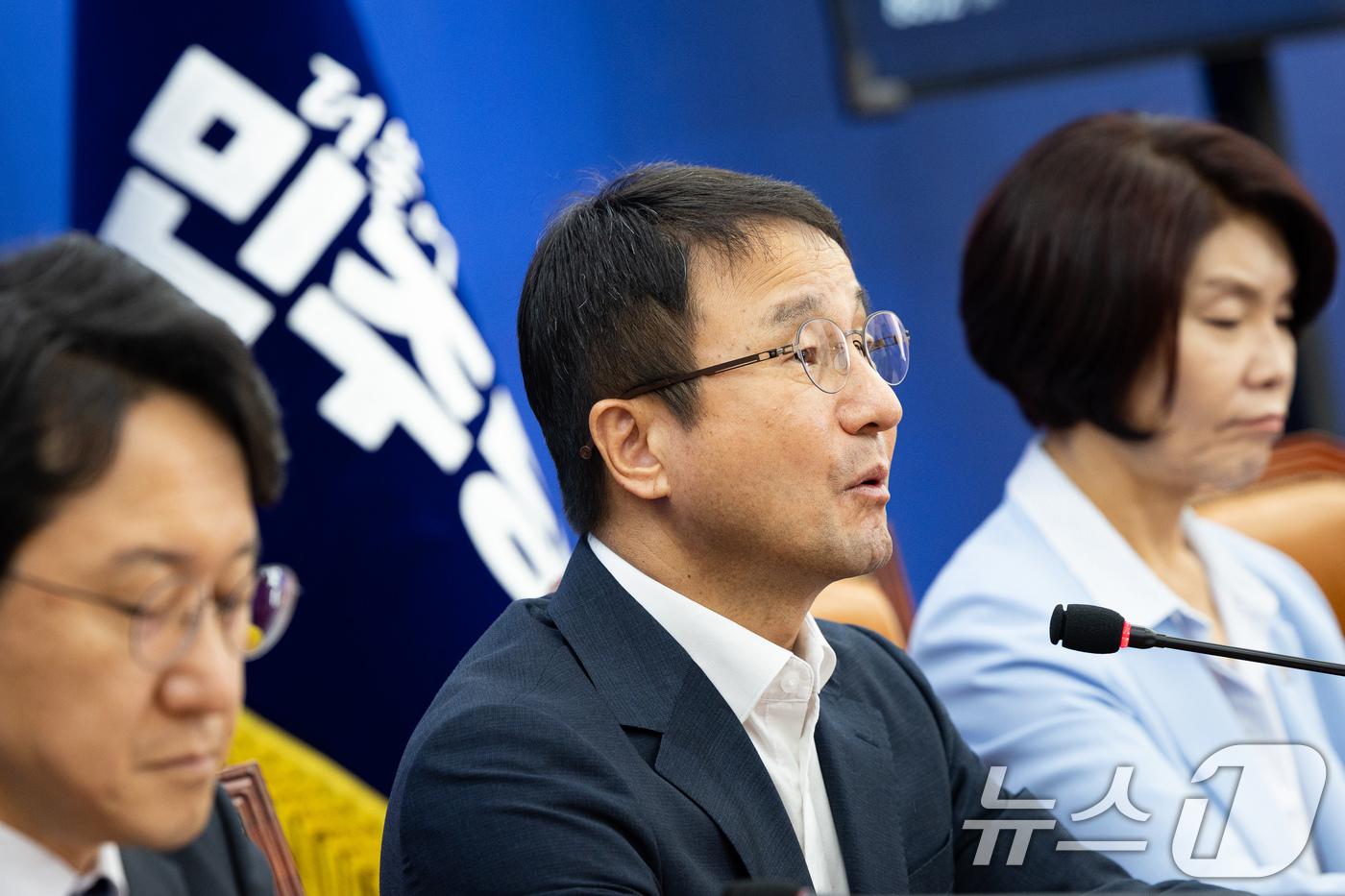 (서울=뉴스1) 유승관 기자 = 한병도 더불어민주당 당대표 직무대행 겸 원내대표가 12일 서울 여의도 국회에서 열린 원내대책회의에서 모두 발언을 하고 있다. 2026.8.12/뉴스 …