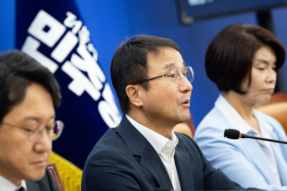 與 "오세훈, 정부탓 말고 본인 부동산 정책 성적표 돌아보라"