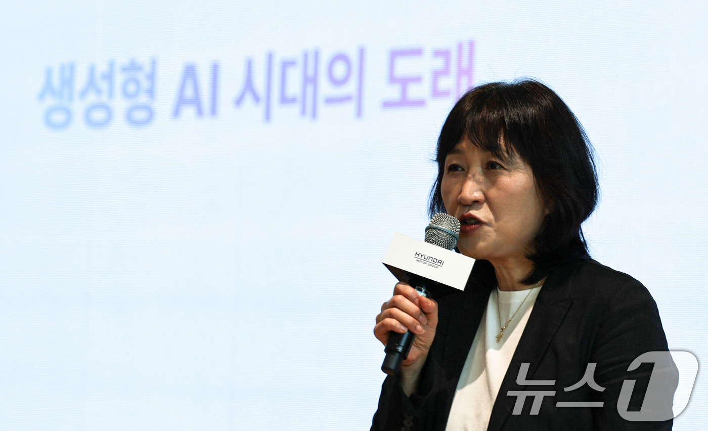 (서울=뉴스1) 이종수 기자 = 진은숙 현대자동차그룹 ICT담당 사장이 12일 오전 서울 서초구 현대차그룹 양재사옥에서 열린 ‘현대자동차그룹 AX(AI 전환) 성과 발표회’에서 A …