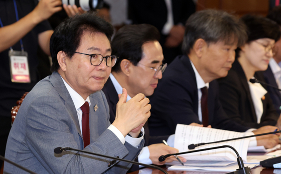 한성숙 총리 발언듣는 이한주 부위원장