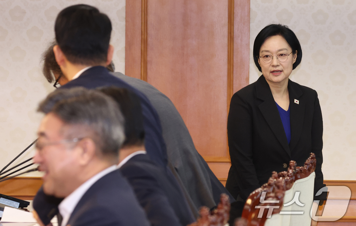 (서울=뉴스1) 김명섭 기자 = 한성숙 국무총리가 12일 오전 서울 종로구 세종대로 정부서울청사에서 열린 대한민국 2045전략수립위원회 2차 회의에 참석하고 있다. 2026.8.1 …