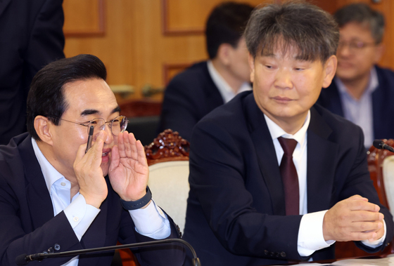 박홍근 장관 '소곤소곤'